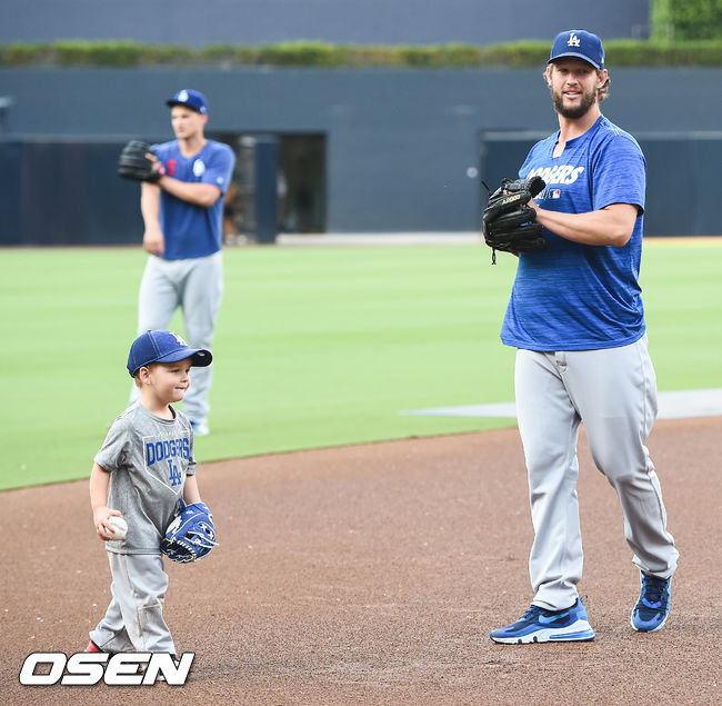 경기에 앞서 다저스 커쇼가 아들과 캐치볼을 하며 즐거운 시간을 보내고 있다. / soul1014@osen.co.kr