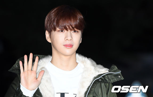 29일 오전 서울 여의도동 KBS 신관 공개홀에서 KBS 2TV '뮤직뱅크' 리허설이 진행됐다.가수 강다니엘이 리허설 장소로 이동하고 있다. /cej@osen.co.kr