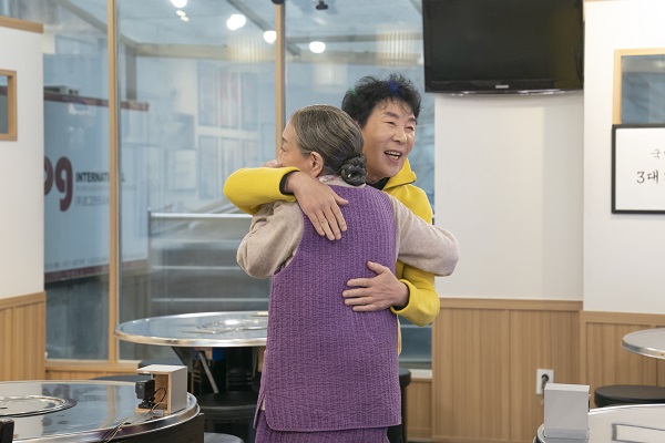 [사진=SBS플러스 제공] 가수 송대관이 '김수미의 밥은 먹고 다니냐?'에서 모친에 대한 그리움을 토로한다. 사진은 송대관이 김수미와 포옹하는 모습.