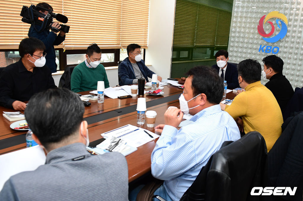류대환 KBO 사무총장과 10개 구단 단장이 회의를 진행하고 있다. /jpnews@osen.co.kr