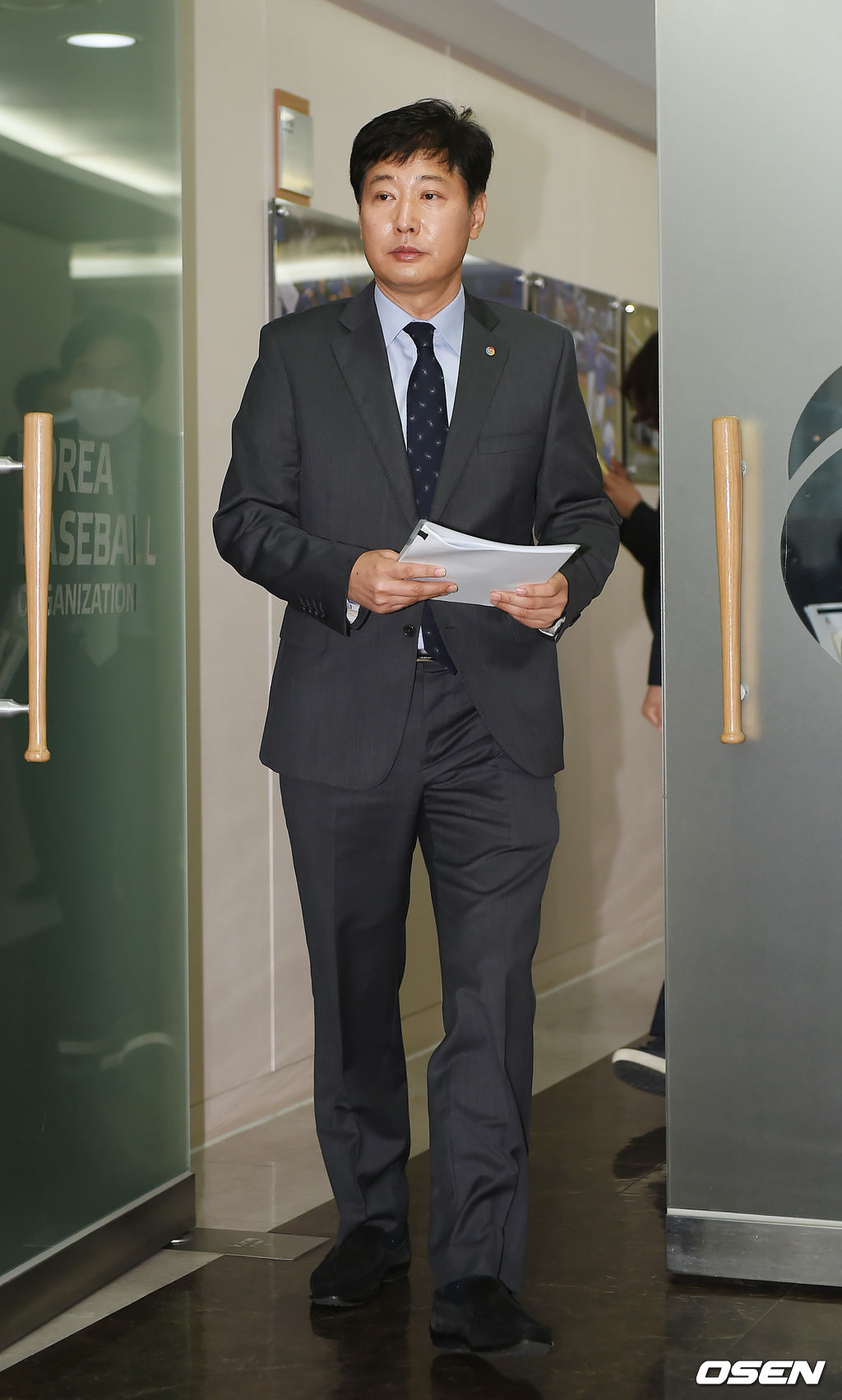 류대환 KBO 사무총장이 회의를 마치고 회의 결과에 대해 발표하기 위해 기자실로 입장하고 있다./ rumi@osen.co.kr