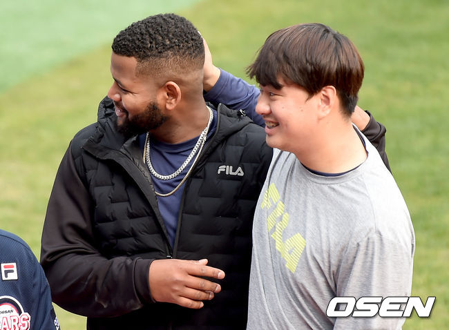 경기종료후 알칸타라와 이영하가 어깨동무를 하고 있다. /ksl0919@osen.co.kr