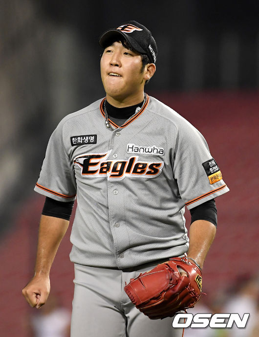 8회를 막은 한화 투수 박상원이 더그아웃으로 향하며 기뻐하고 있다. /dreamer@osen.co.kr