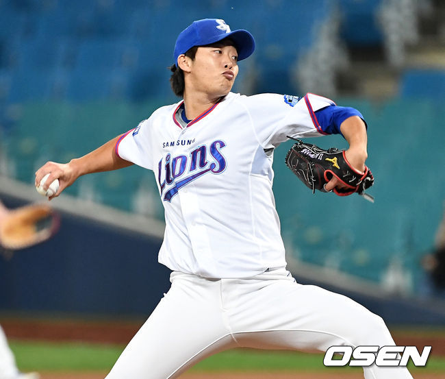 삼성 선발 정인욱이 힘차게 공을 뿌리고 있다. /dreamer@osen.co.kr