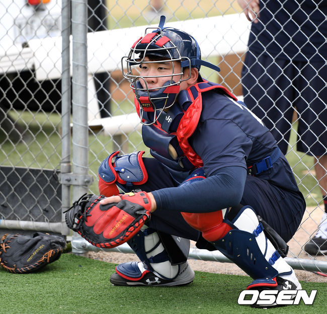 롯데 지성준이 투수진의 공을 받고 있다. /sunday@osen.co.kr