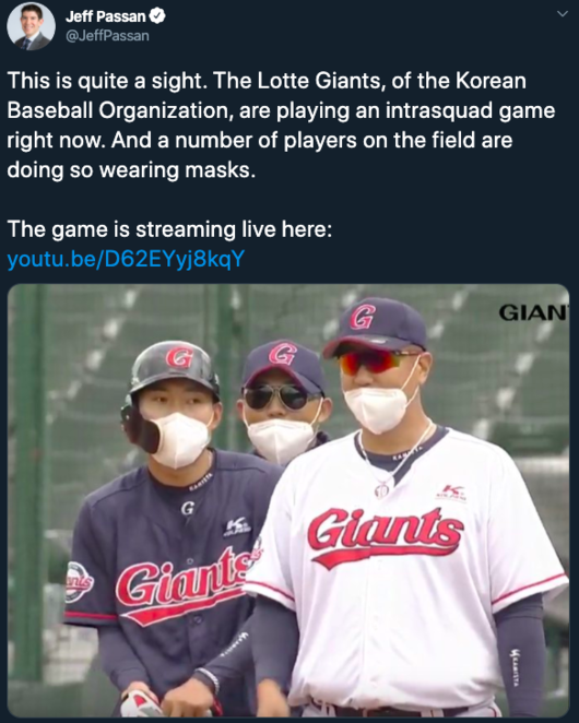 [사진] 지난달 28일 연습경기에서 마스크를 쓴 롯데 선수들을 소개한 제프 파산 ESPN 기자 /트위터 캡처