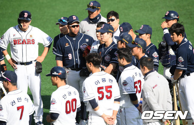 경기 종료 후 두산 선수들이 미팅을 갖고 있다. /cej@osen.co.kr
