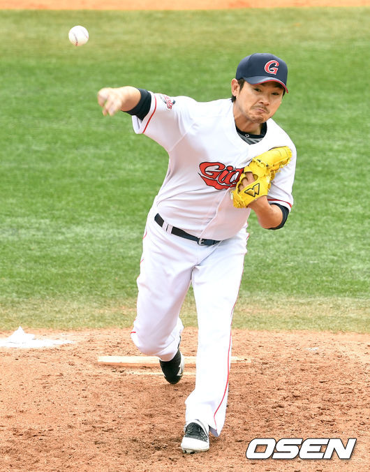 홈팀 선발 노경은이 힘차게 공을 뿌리고 있다. / dreamer@osen.co.kr