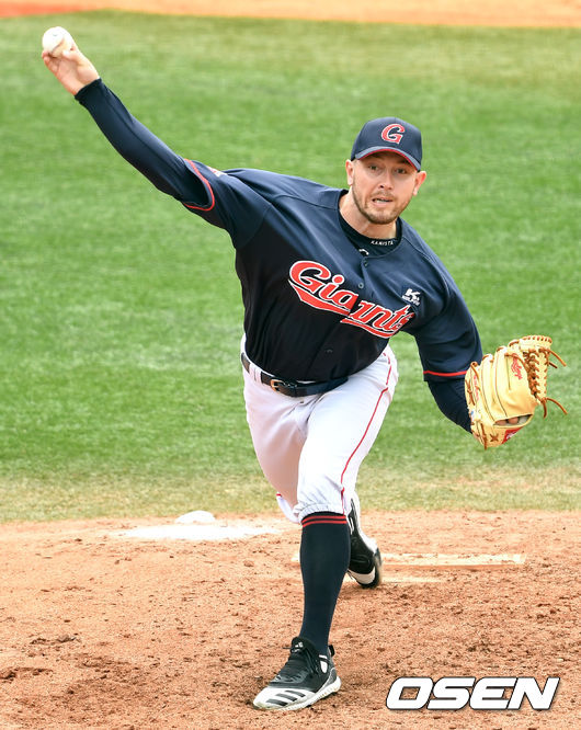 원정팀 선발 샘슨이 힘차게 공을 뿌리고 있다. / dreamer@osen.co.kr