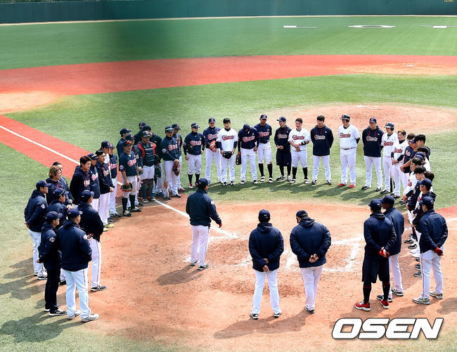이날 경기는 원정팀이 6-1로 승리를 거뒀다.경기 종료 후 선수들이 코치진과 미팅을 갖고 있다. / dreamer@osen.co.kr