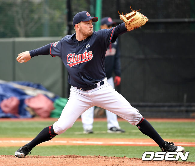 이날 경기는 원정팀이 6-1로 승리를 거뒀다.롯데 선발 샘슨이 힘차게 공을 뿌리고 있다. / dreamer@osen.co.kr