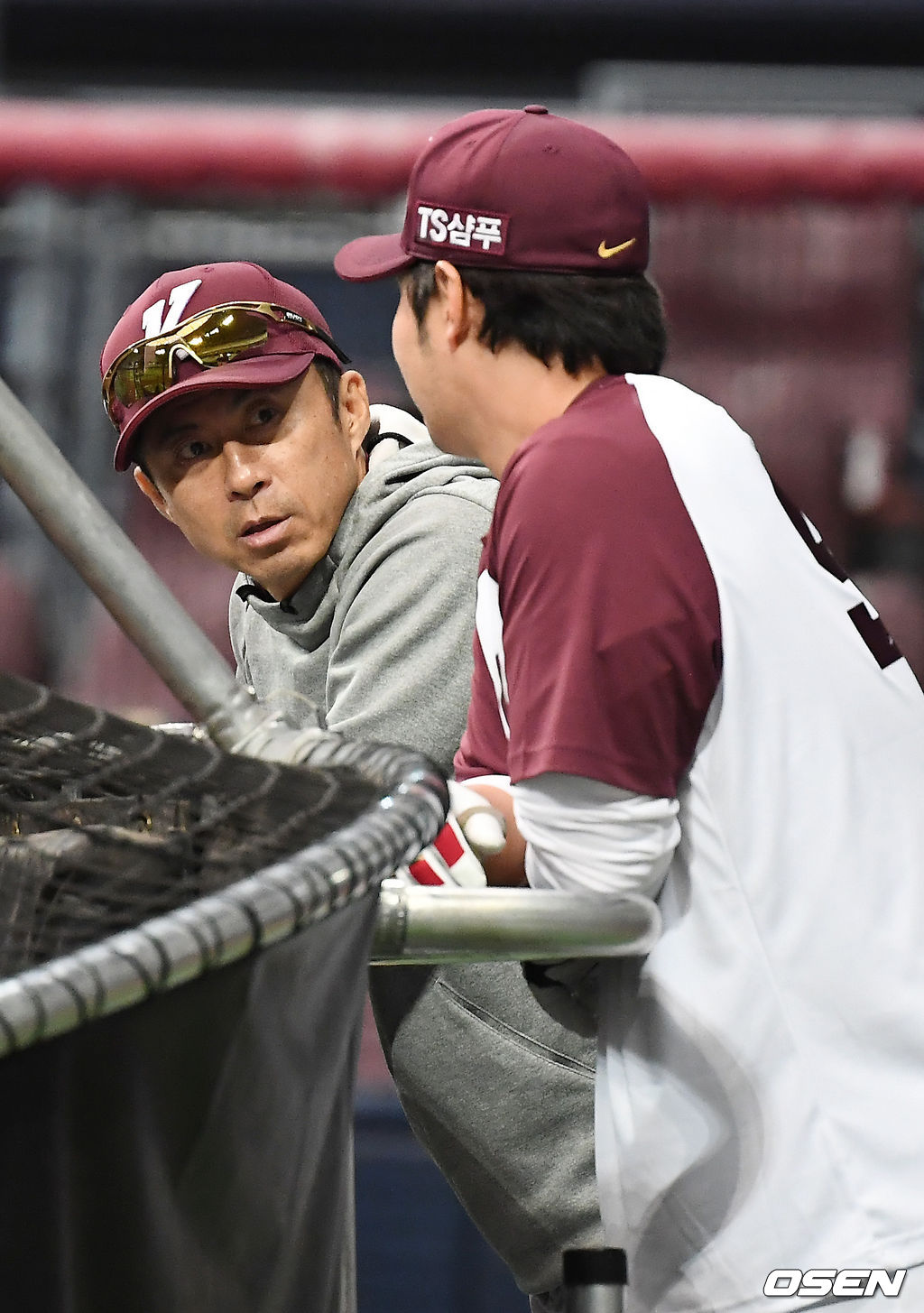 손혁 감독와 박병호가 이야기를 나누고 있다. /youngrae@osen.co.kr 