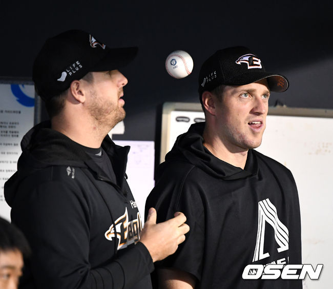 한화 서폴드와 채드벨이 경기를 지켜보며 이야기를 나누고 있다./ jpnews@osen.co.kr