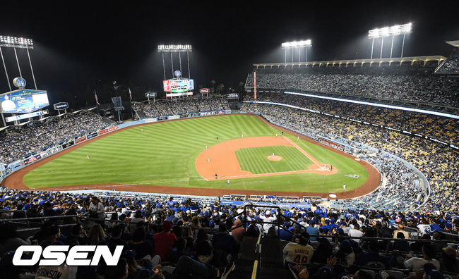 경기종료를 앞둔 9회 다저스 팬들이 열띤 응원을 하고 있다. / soul1014@osen.co.kr