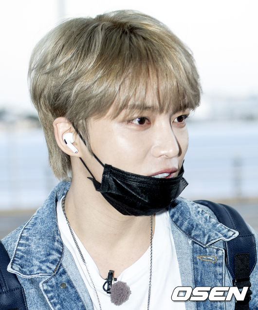 JYJ 김재중이 출국장으로 향하며 포즈를 취하고 있다./ksl0919@osen.co.kr 