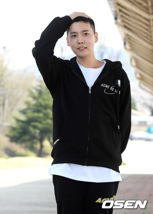 그룹 위너(WINNER) 김진우가 2일 오전 충남 논산 육군훈련소에 입소했다. 이후 김진우는 기초 군사 훈련을 받은 후 지정된 기관에서 사회복무요원으로 대체 복무할 예정이다. 한편, 위너(강승윤, 송민호, 이승훈, 김진우)는 오는 9일 세 번째 정규앨범 'Remember'를 발매한다.위너 김진우가 입소 전 훈련소 앞에서 마지막 인사를 하며 머리를 만지고 있다. /cej@osen.co.kr