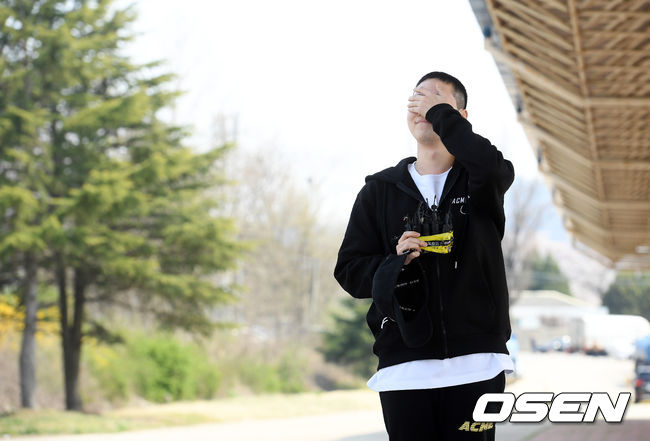그룹 위너(WINNER) 김진우가 2일 오전 충남 논산 육군훈련소에 입소했다. 이후 김진우는 기초 군사 훈련을 받은 후 지정된 기관에서 사회복무요원으로 대체 복무할 예정이다. 한편, 위너(강승윤, 송민호, 이승훈, 김진우)는 오는 9일 세 번째 정규앨범 'Remember'를 발매한다.위너 김진우가 입소 전 훈련소 앞에서 마지막 인사를 하며 머리를 만지고 있다. /cej@osen.co.kr
