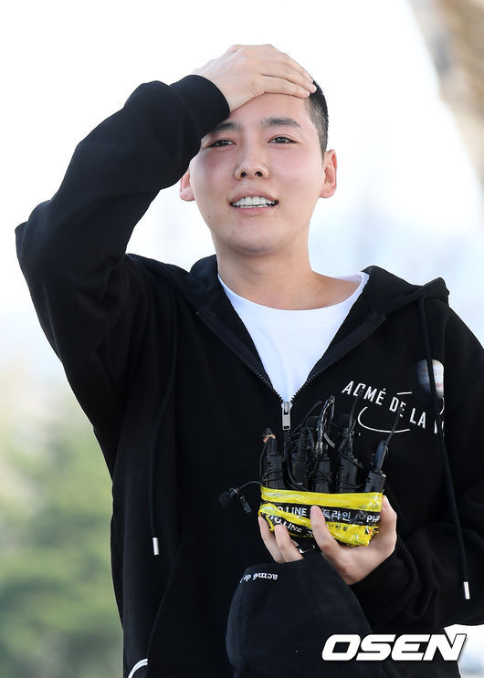 위너 김진우가 입소 전 훈련소 앞에서 마지막 인사를 하고 있다. /cej@osen.co.kr