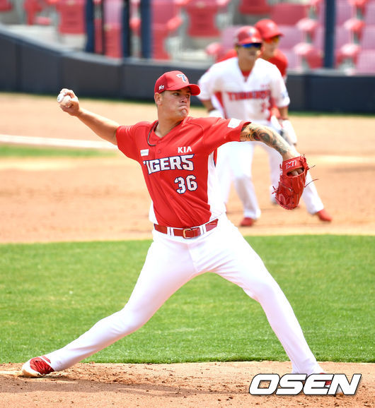 2일 오후 광주-기아 챔피언스필드에서 KIA 타이거즈의 자체 홍백전 경기가 열렸다. 1회말 KIA 홍팀 선발 브룩스가 힘차게 공을 뿌리고 있다. /dreamer@osen.co.kr