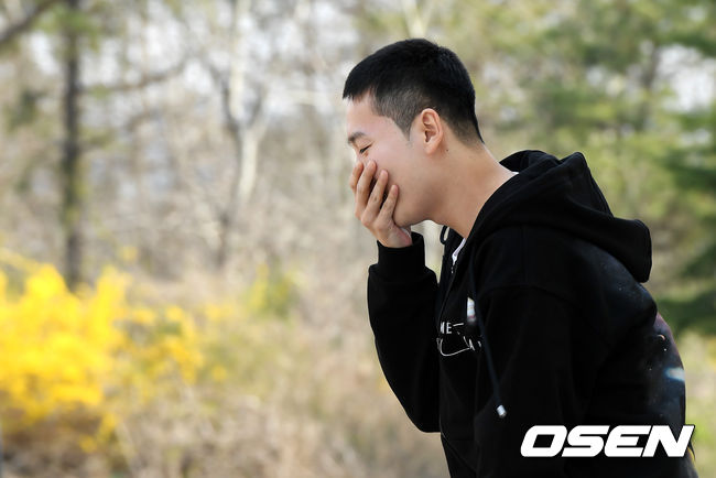 그룹 위너(WINNER) 김진우가 2일 오전 충남 논산 육군훈련소에 입소했다. 이후 김진우는 기초 군사 훈련을 받은 후 지정된 기관에서 사회복무요원으로 대체 복무할 예정이다. 한편, 위너(강승윤, 송민호, 이승훈, 김진우)는 오는 9일 세 번째 정규앨범 'Remember'를 발매한다.위너 김진우가 입소 전 취재진과 인터뷰를 마친 후 차량으로 이동하고 있다. /cej@osen.co.kr
