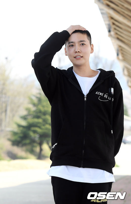 그룹 위너(WINNER) 김진우가 2일 오전 충남 논산 육군훈련소에 입소했다. 이후 김진우는 기초 군사 훈련을 받은 후 지정된 기관에서 사회복무요원으로 대체 복무할 예정이다. 한편, 위너(강승윤, 송민호, 이승훈, 김진우)는 오는 9일 세 번째 정규앨범 'Remember'를 발매한다.위너 김진우가 입소 전 훈련소 앞에서 마지막 인사를 하고 있다. /cej@osen.co.kr