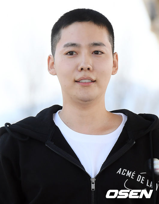 그룹 위너(WINNER) 김진우가 2일 오전 충남 논산 육군훈련소에 입소했다. 이후 김진우는 기초 군사 훈련을 받은 후 지정된 기관에서 사회복무요원으로 대체 복무할 예정이다. 한편, 위너(강승윤, 송민호, 이승훈, 김진우)는 오는 9일 세 번째 정규앨범 'Remember'를 발매한다.위너 김진우가 입소 전 훈련소 앞에서 마지막 인사를 하고 있다. /cej@osen.co.kr