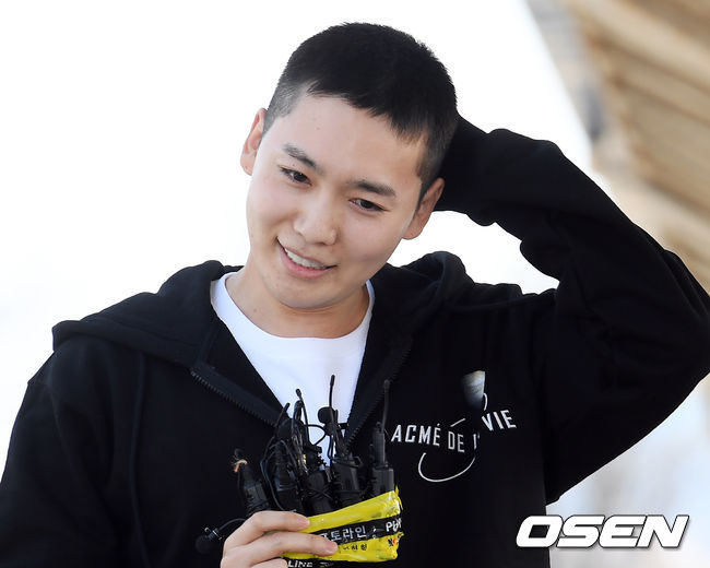 그룹 위너(WINNER) 김진우가 2일 오전 충남 논산 육군훈련소에 입소했다. 이후 김진우는 기초 군사 훈련을 받은 후 지정된 기관에서 사회복무요원으로 대체 복무할 예정이다. 한편, 위너(강승윤, 송민호, 이승훈, 김진우)는 오는 9일 세 번째 정규앨범 'Remember'를 발매한다.위너 김진우가 입소 전 훈련소 앞에서 마지막 인사를 하고 있다. /cej@osen.co.kr
