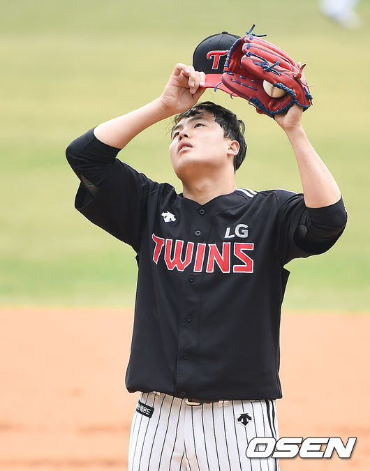 1회말 선취점 허용한 임찬규가 아쉬워하고 있다./  soul1014@osen.co.kr