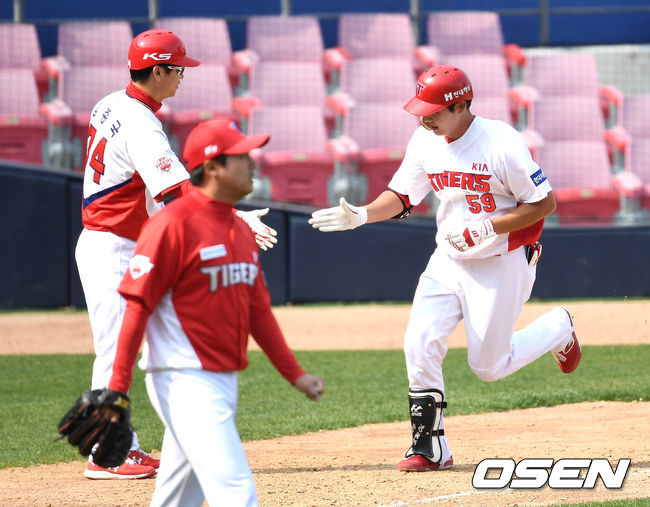 2일 오후 광주-기아 챔피언스필드에서 KIA 타이거즈의 자체 청백전 경기가 열렸다. 7회말 1사 2루 상황 KIA 오선우가 달아나는 투런포를 날리고 그라운드를 돌며 김종국 코치와 인사를 나누고 있다. /dreamer@osen.co.kr