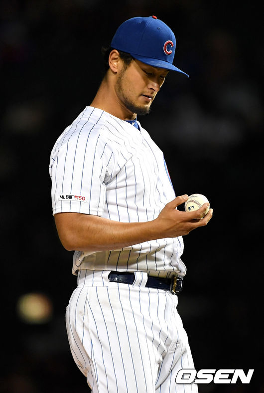 컵스 선발 다르빗슈가 투구를 앞두고 공을 바라보고 있다. /dreamer@osen.co.kr