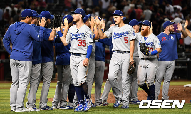 승리를 거둔 다저스 선수들이 하이파이브를 나누고 있다. /dreamer@osen.co.kr