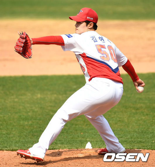 	2일 오후 광주-기아 챔피언스필드에서 KIA 타이거즈의 자체 청백전 경기가 열렸다. 7회초 마운드에 오른 KIA 김현수가 힘차게 공을 뿌리고 있다. /dreamer@osen.co.kr