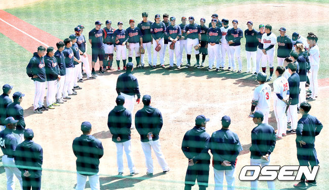 3일 오후 경상남도 김해 상동구장에서 롯데 자이언츠의 자체 청백전 경기가 열렸다.경기 종료 후 롯데 선수들과 코칭스태프가 미팅을 갖고 있다. / dreamer@osen.co.kr