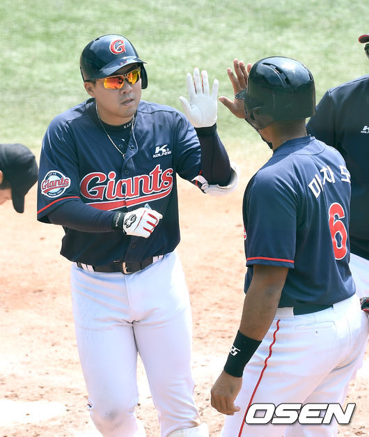 4회초 무사 1루 상황 롯데 안치홍이 달아나는 투런포를 날리고 홈을 밟으며 마차도와 인사를 나누고 있다. / dreamer@osen.co.kr