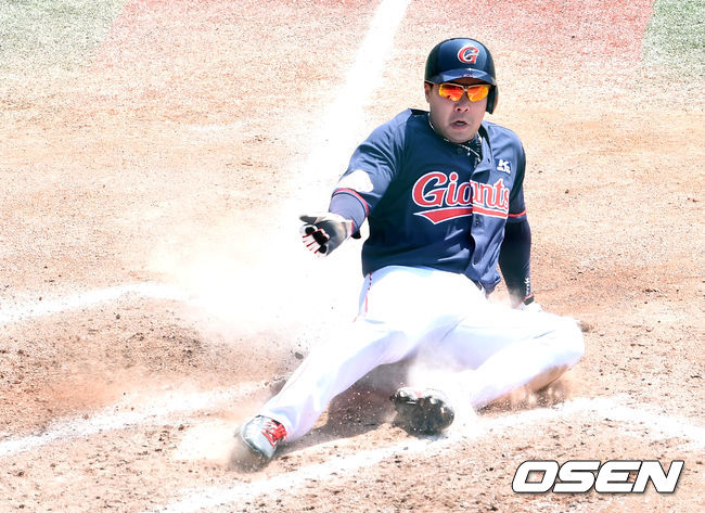 3일 오후 경상남도 김해 상동구장에서 롯데 자이언츠의 자체 청백전 경기가 열렸다.3회초 롯데 정훈의 적시타 때 주자 안치홍이 홈까지 내달려 슬라이딩 해 세이프되고 있다. / dreamer@osen.co.kr