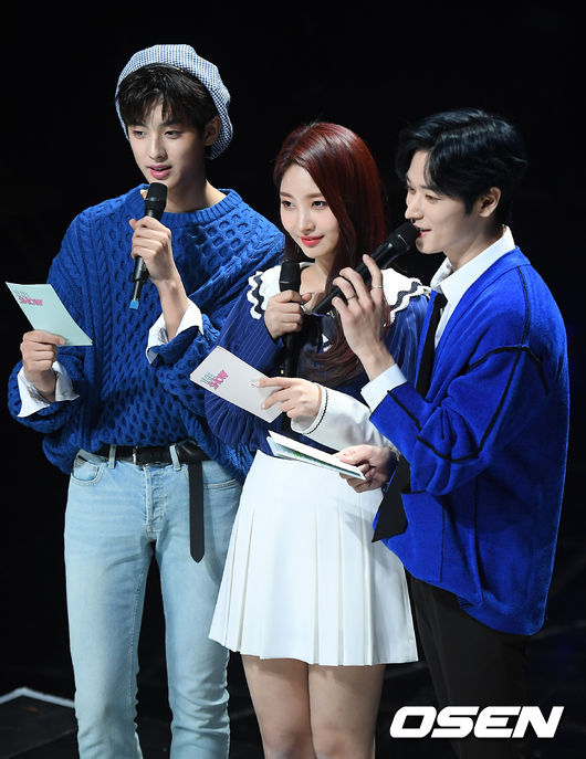 가수 김민규, 에버글로우 시현, 더보이즈 주연이 MC를 보고 있다. /cej@osen.co.kr