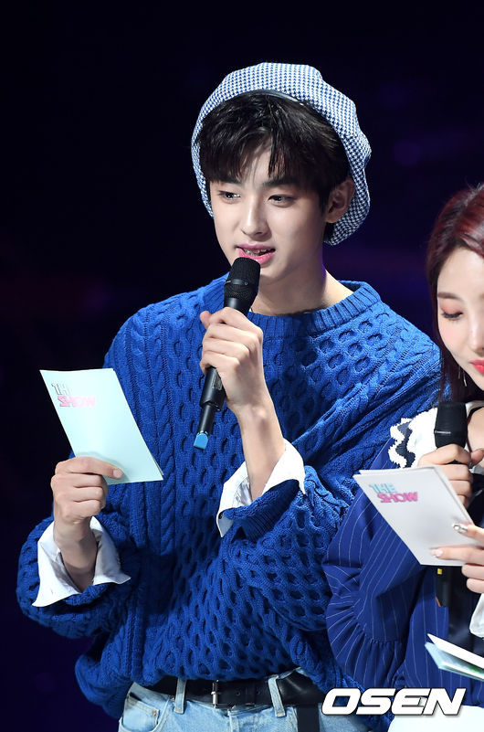 가수 김민규가 MC를 보고 있다. /cej@osen.co.kr