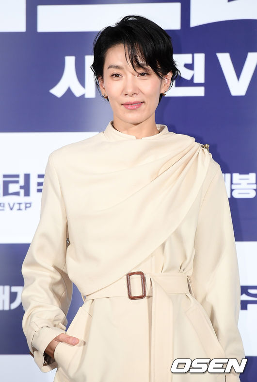 19일 오전 서울 중구 메가박스 동대문에서 영화 ‘미스터 주(감독 김태윤)’ 제작보고회가 열렸다.‘미스터 주’는 국가정보국 에이스 요원 주태주(이성민 분)가 갑작스런 사고로 온갖 동물의 말이 들리면서 펼쳐지는 사건을 그린 코미디 영화다.배우 김서형이 포즈를 취하고 있다. /cej@osen.co.kr