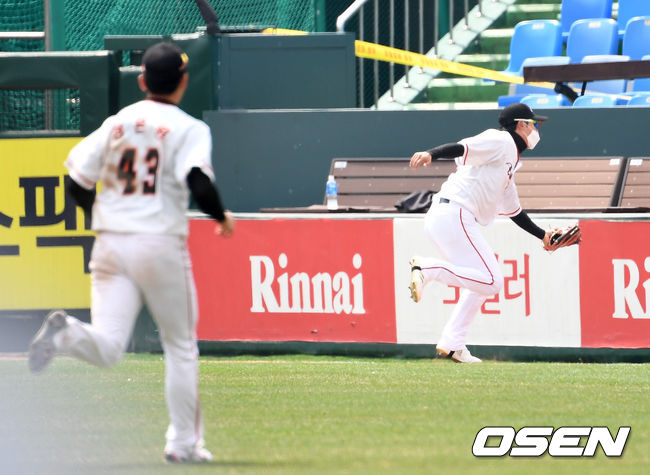 2회초 한화 우익수 장운호가 파울타구를 잡아내고 있다. / dreamer@osen.co.kr