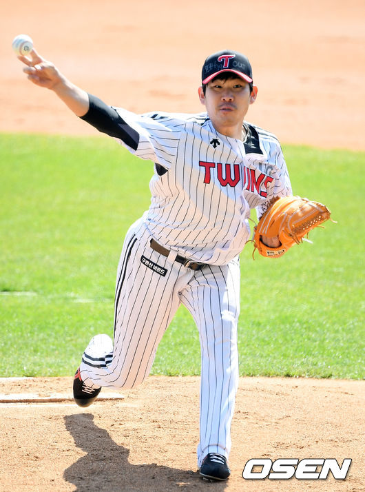 백팀 선발 정찬헌이 힘차게 공을 뿌리고 있다. /rumi@osen.co.kr