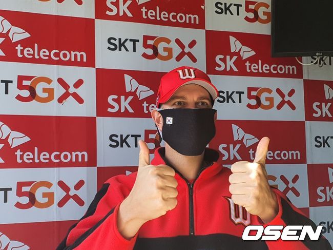 SK 킹엄이 5일 청백전 후 취재진과 인터뷰 하고 있다. /orange@osen.co.kr