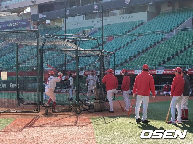 SK 정현이 청백전 후 특타를 실시하고 있다. /orange@osen.co.kr