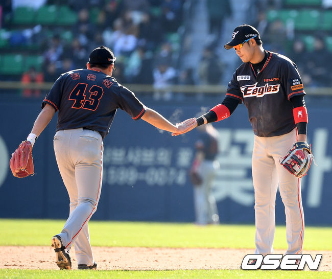 [OSEN=잠실, 최규한 기자]8회말 무사 1루 상황 두산 국해성을 병살타 때 한화 2루수 정은원과 유격수 하주석이 더블플레이 수비를 펼친 뒤 인사를 나누고 있다./dreamer@osen.co.kr