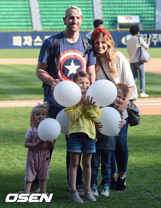 린드블럼이 아내와 딸,아들과 함께 포즈를 취하고있다. /soul1014@osen.co.kr