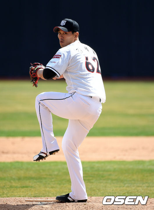 28일 오후 경기도 수원 KT위즈파크에서 kt wiz 선수단의 자체 청백전이 진행됐다.7회초 백팀 김재윤이 역투하고 있다. / sunday@osen.co.kr