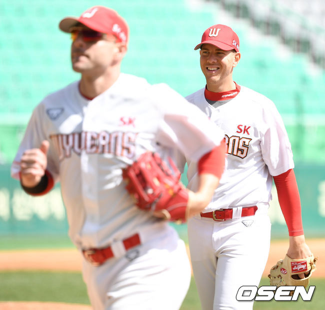 3회초 공격을 막아낸 SK 킹엄이 더그아웃으로 향하며 미소짓고 있다. / dreamer@osen.co.kr