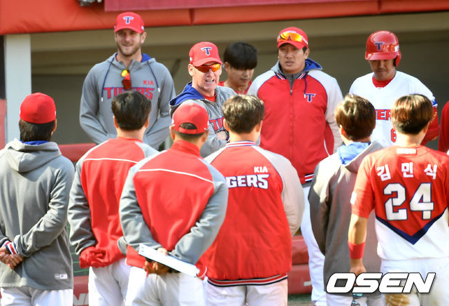 5일 오후 광주-기아 챔피언스필드에서 KIA 타이거즈의 자체 연습경기가 열렸다.경기 종료 후 KIA 윌리엄스 감독이 선수들과 미팅을 갖고 있다. /dreamer@osen.co.kr