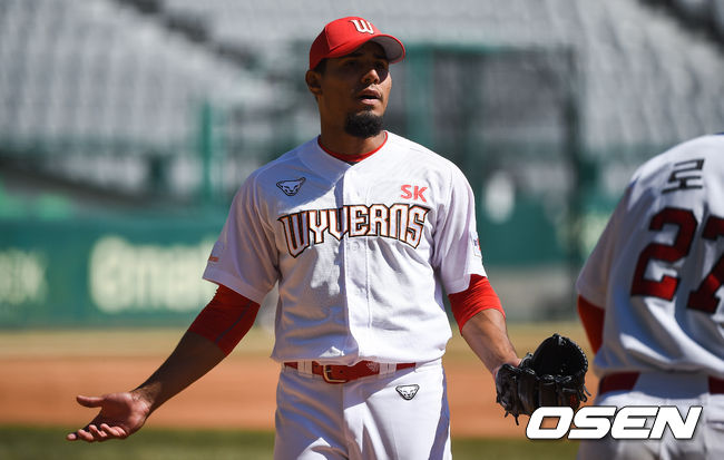 3회초 핀토가 판정에 어필하고 있다. / soul1014@osen.co.kr