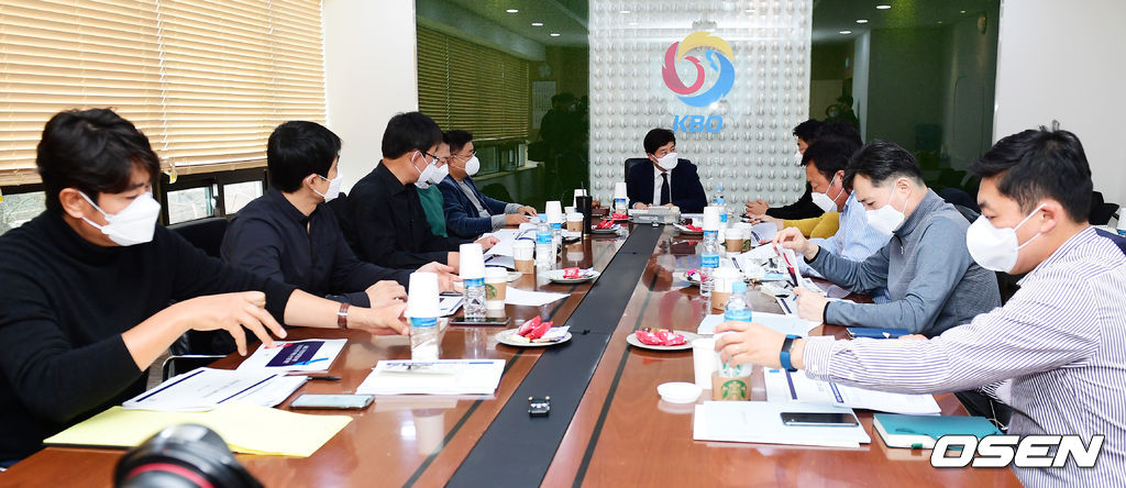 류대환 KBO 사무총장과 10개 구단 단장이 참석한 가운데 회의를 하고 있다. /jpnews@osen.co.kr