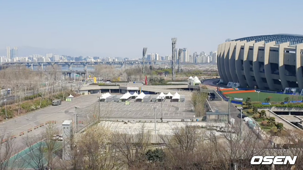 종합운동장에 만들어진 선별 진료소 / bellstop@osen.co.kr